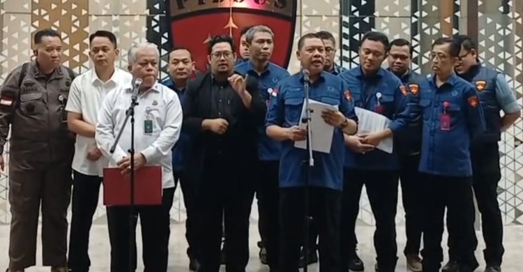 Kejagung Tetapkan 9 Tersangka Kasus Minyak Mentah, Termasuk Saudagar Minyak MRC Konferensi pers dari Kejagung terkait kasus kasus minyak mentah. Foto : Ist