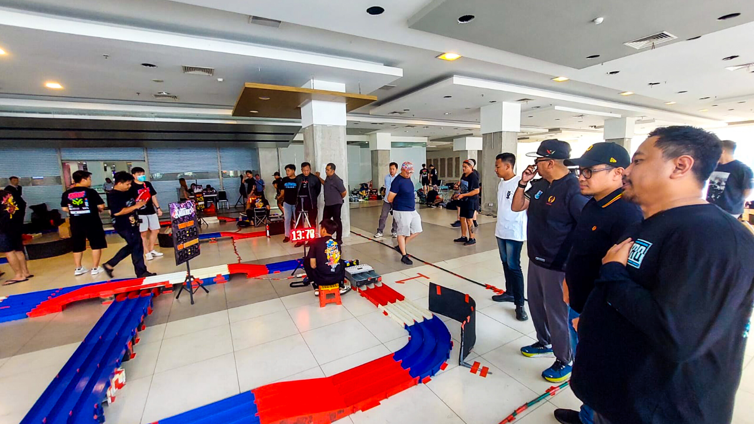 Wakil Wali Kota Tangsel, Pilar Saga Ichsan melihat ajang Kejuaraan Provinsi (Kejurprov) Banten Mini 4 WD di kawasan Serpong, Tangerang Selatan (Tangsel), Minggu (20/7). (tangselpos.ix/rmn)