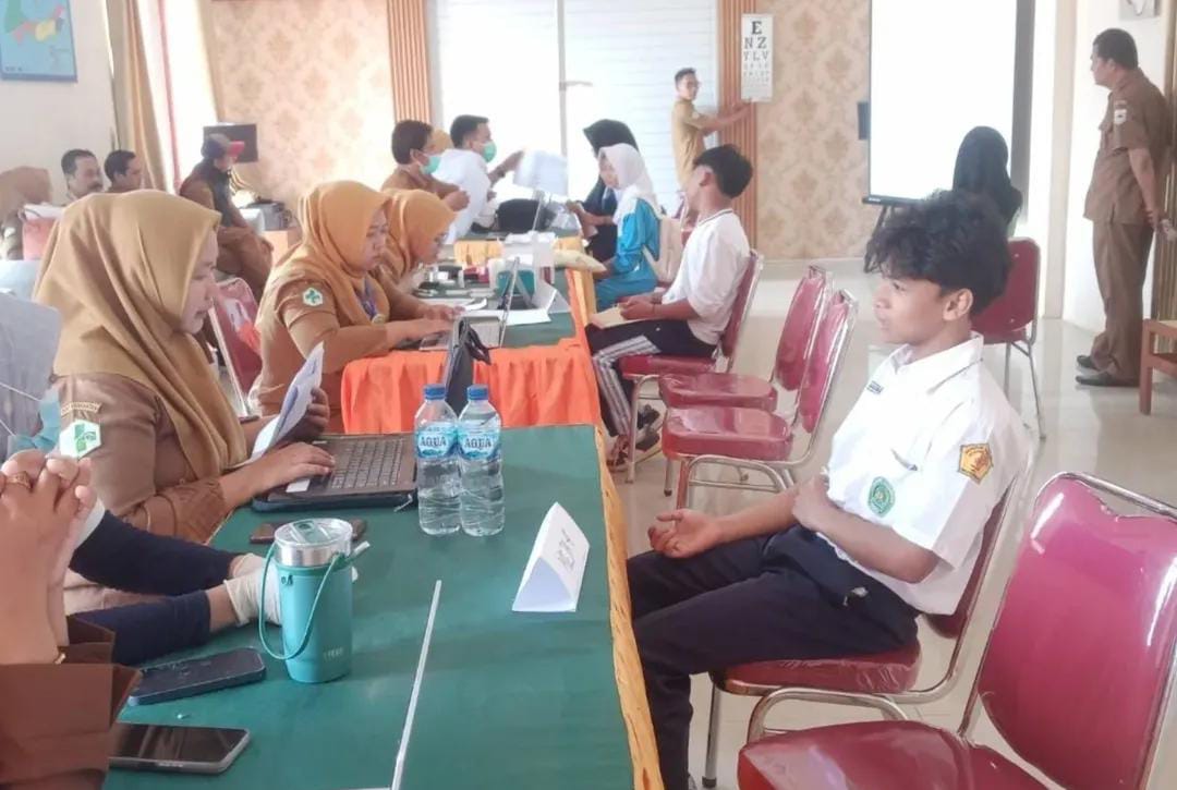 Kesehatan Puluhan Calon Siswa Sekolah Rakyat Diperiksa Para calon siswa Sekolah Rakyat sedang menjalani pemeriksaan kesehatan di UPT Puskesmas Panimbang, beberapa waktu lalu.