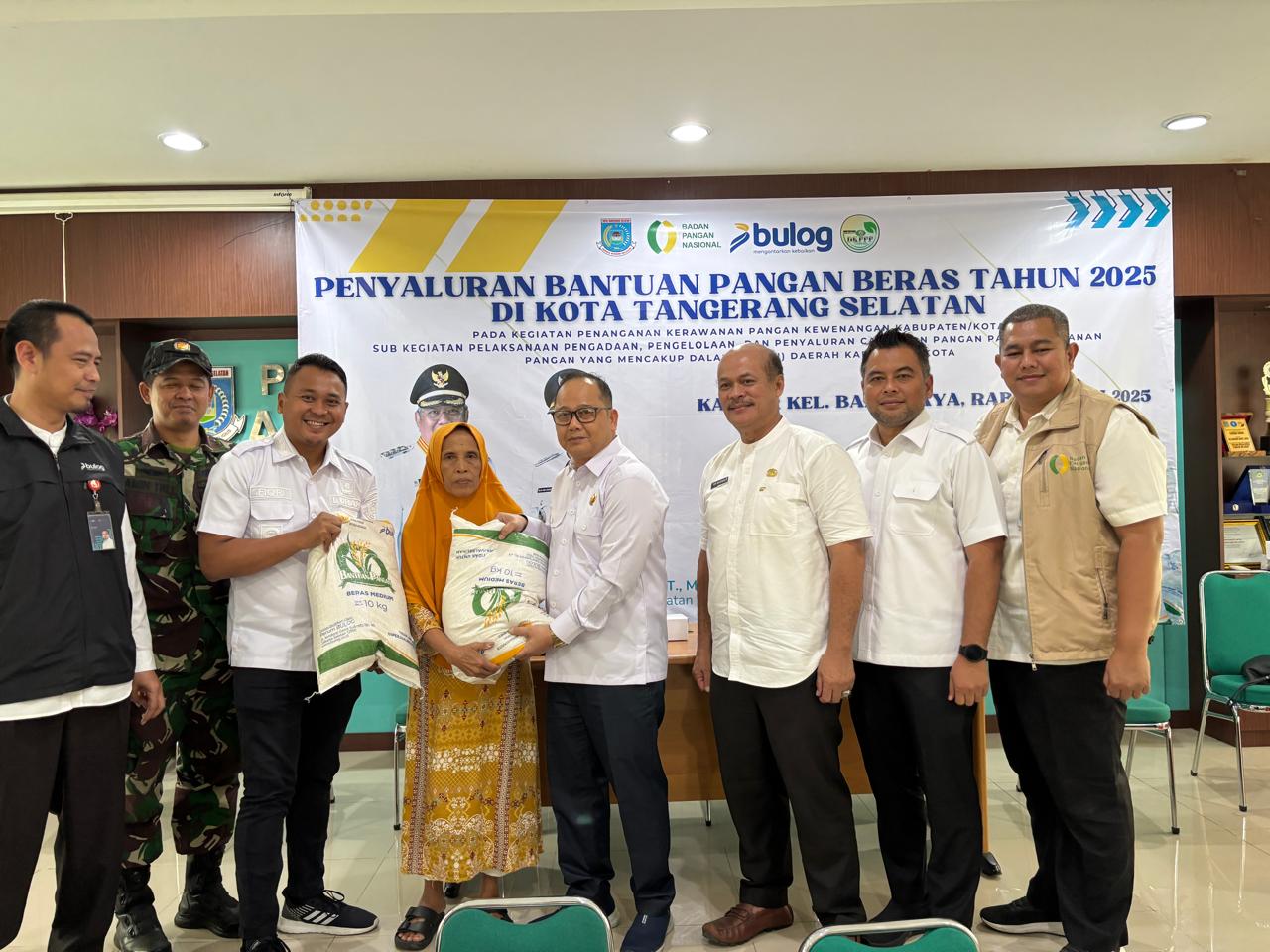 Ketua DPRD Kota Tangsel Abdul Rasyid memantau langsung pembagian paket sembako di Kelurahan Bakti Jaya, Rabu (30/7).