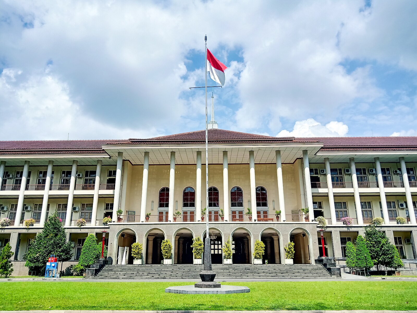 Klarifikasi UGM Soal Pernyataan Mantan Rektor Sofian Effendi Tentang Keaslian Ijazah Jokowi Gedung UGM Yogyakarta. Foto : Ist