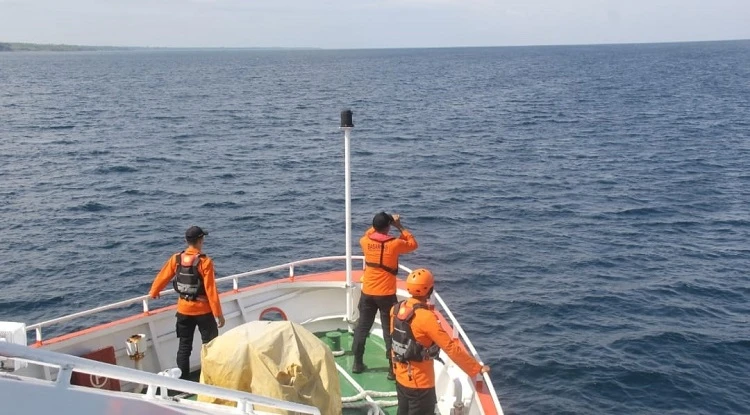 KMP Tunu Pratama Jaya Ditemukan Di Kedalaman 40-60 Meter Tim SAR saat melakukan pencarian korban KMP Tunu Pratama Jaya di Selat Bali. Foto : Ist