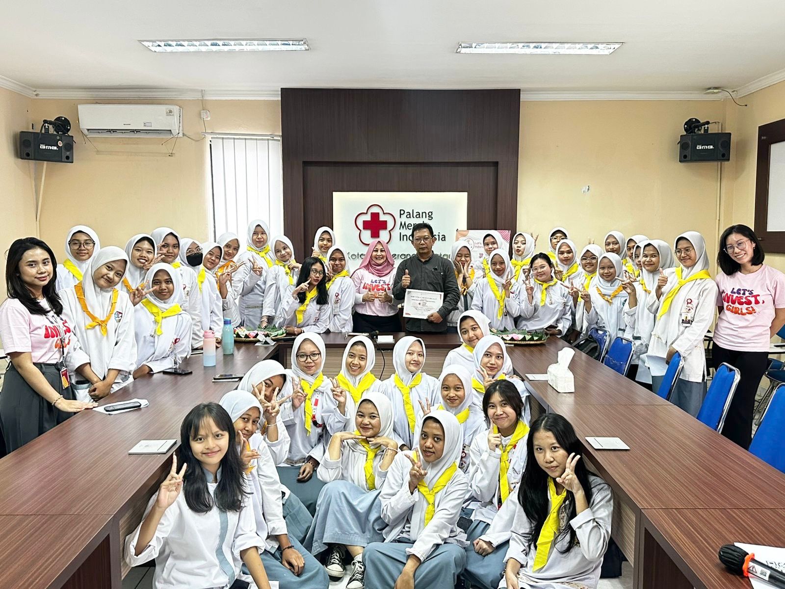 Let's Invest Girls Beri Edukasi Literasi Keuangan Bagi Remaja Putri di Tangsel Let’s Invest Girls telah menghadirkan 9 workshop bagi 650 remaja puteri dari 40 SMA dan SMK di 15 kota di Indonesia. (Ist)