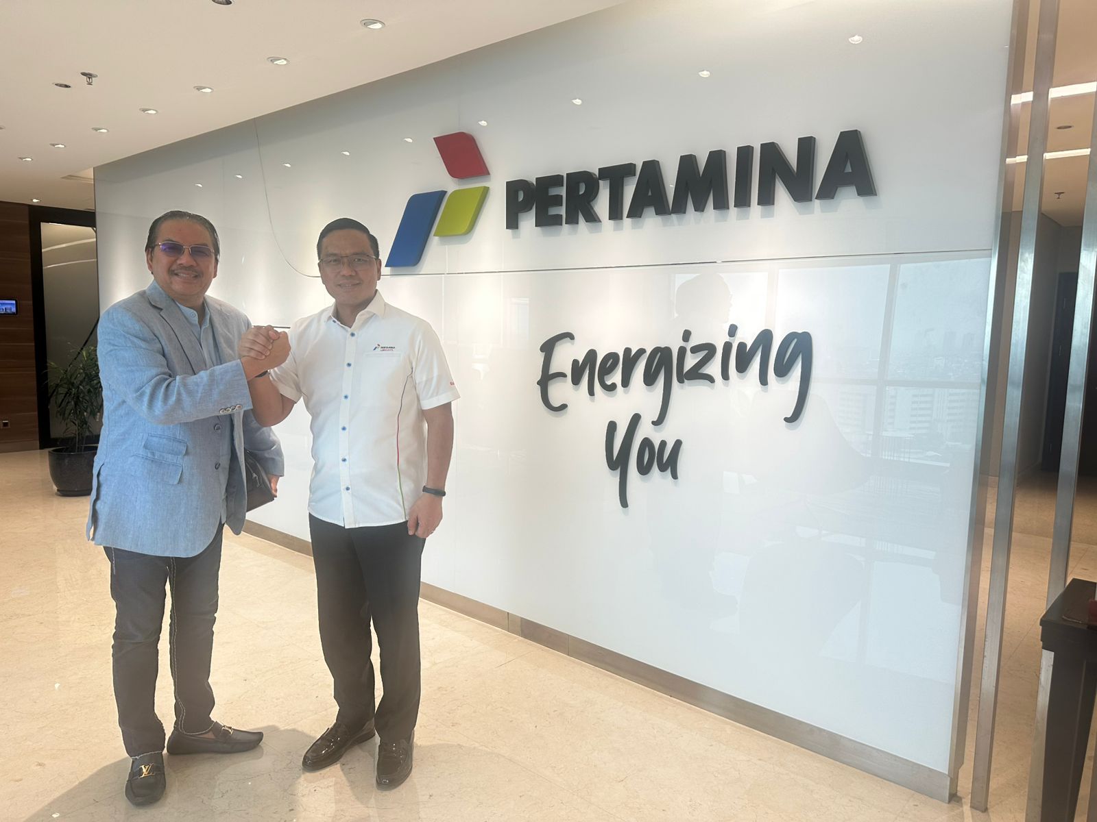 Komisaris Utama Pertamina Hulu Energi Denny JA bersama Direktur Utama Pertamina Simon Aloysius Mantiri saat bertemu untuk menyatukan persepsi. Foto : Ist