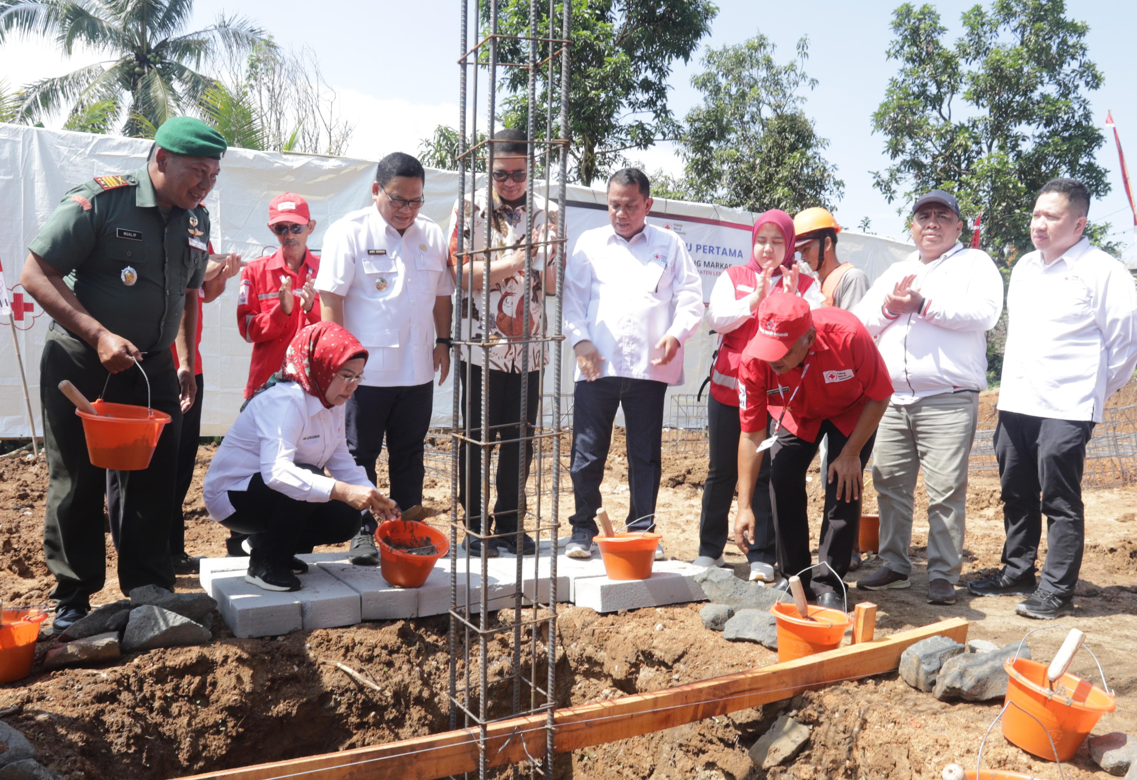 Markas PMI Lebak Mulai Dibangun Ketua PMI Provinsi Banten Ratu Tatu Chasanah, bersama Wakil Bupati Lebak Amir Hamzah dan para pihak lainnya, secara simbolis sedang meletakan batu pertama pembangunan Markas PMI Lebak, Rabu (9/7).