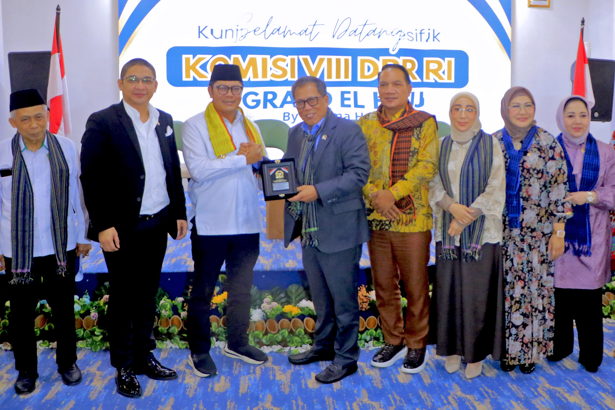 Maryono Sebut Hotel Grand El Hajj Siap Menjadi Ikon Baru Kota Tangerang Wakil Wali Kota Tangerang, Maryono Hasan, secara simbolis menyerahkan plakat saat mendampingi kunjungan kerja spesifik Komisi VIII Dewan Perwakilan Rakyat Republik Indonesia (DPR RI), ke pembangunan Hotel Grand El Hajj Asrama Haji Provinsi Banten di Cipondoh pada Rabu (16/7).