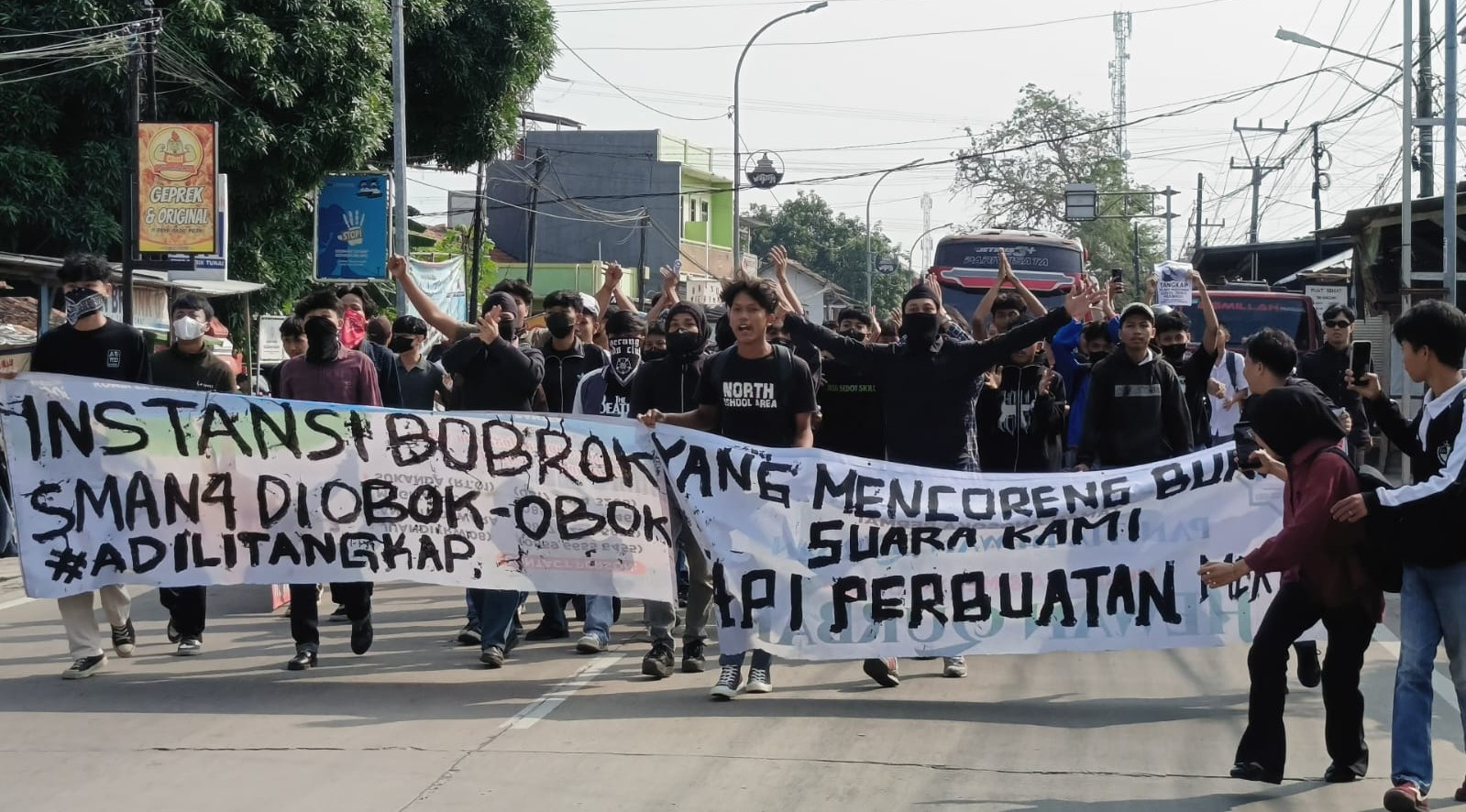 Massa Desak Oknum Guru SMAN 4 Segera Diadili Foto : Ist