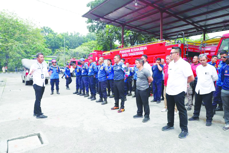 Pelaksana Tugas (Plt) Kepala Badan Penanggulangan Bencana Daerah (BPBD) Kota Tangerang, Mahdiar tengah memberikan arahan kepada jajarannya untuk bersiap dalam hal penanggulangan banjir, karena intensitas curah hujan yang masih tinggi di wilayahnya.