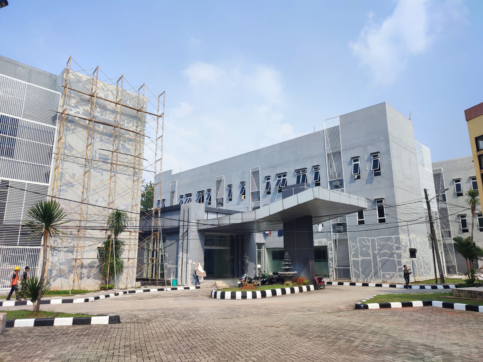 Melihat Pembangunan Gedung Sekolah Rakyat Di Tangsel Tampak gedung Sekolah Rakyat yang sedang direnovasi di Serpong Utara, Kami (10/7)