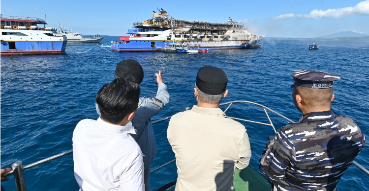 Menhub Curiga Kapal Barcelona V Kelebihan Penumpang Menteri Perhubungan Dudy Purwagandhi, Senin (21/7) sore, meninjau dan memantau langsung kondisi Kapal Motor (KM) Barcelona VA yang mengalami kebakaran di perairan Pulau Talise, Minahasa Utara, Sulawesi Utara. Foto : Ist