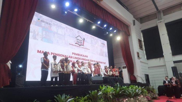 Menko Muhaimin Minta Siswa Sekolah Rakyat Tak Sia-Siakan Kesempatan Menko PM A. Muhaimin Iskandar saat membuka Sekolah Rakyat di Cibinong, Bogor. Foto : Ist