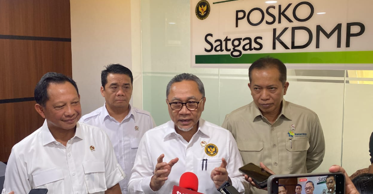 Menko Zulhas: Peluncuran Koperasi Desa 21 Juli Menko Pangan Zulkifli Hasan saat konferensi pers tentang peluncuran Kopdes. Foto : Ist