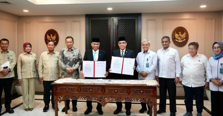 Menteri Koperasi (Menkop) Budi Arie Setiadi (kelima kiri) dan Menteri Ketenagakerjaan (Menaker) Yassierli (kelima kanan) saat menandatangani kerja sama. Foto : Ist