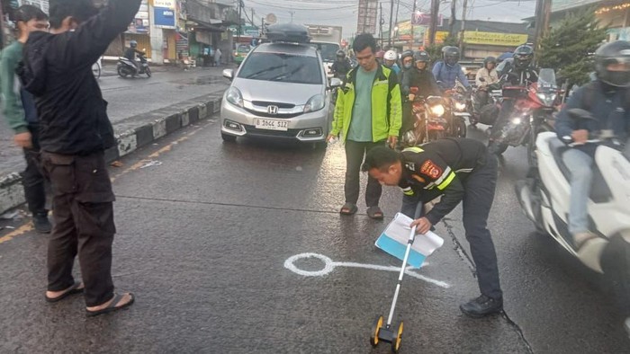 Nahas, Pengendara Motor Tewas di Parung Akibat Jalanan Licin Foto : Ist
