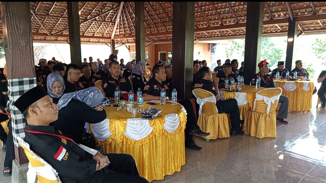 Orang Sumatera Kunjungi Agrowisata Bukit Sinyonya Kostrat sedang melakukan Rakernas di Agrowisata Bukit Sinyonya di Desa bandung, Kecamatan Banjar, Kabupaten Pandeglang, Minggu (27/7).