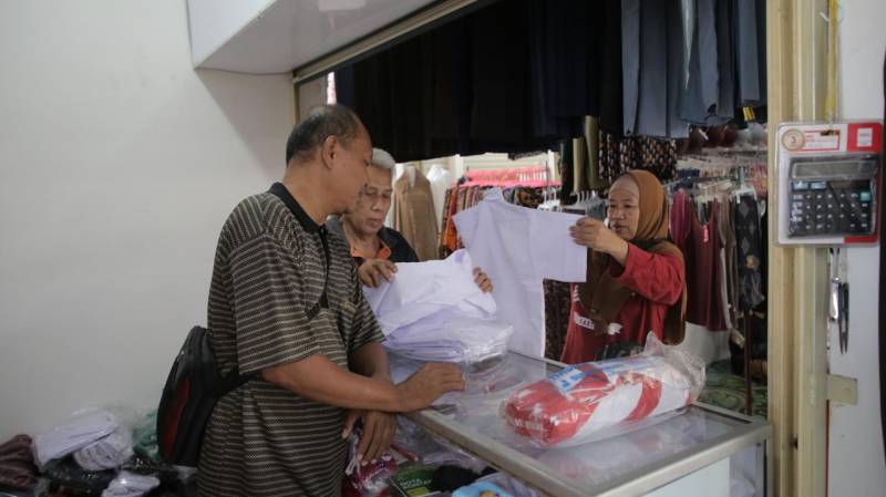 Pasar Anyar Tangerang Kembali Beroperasi Aktivitas jual beli mulai terlihat di Pasar Anyar Tangerang pasca direvitalisasi.
