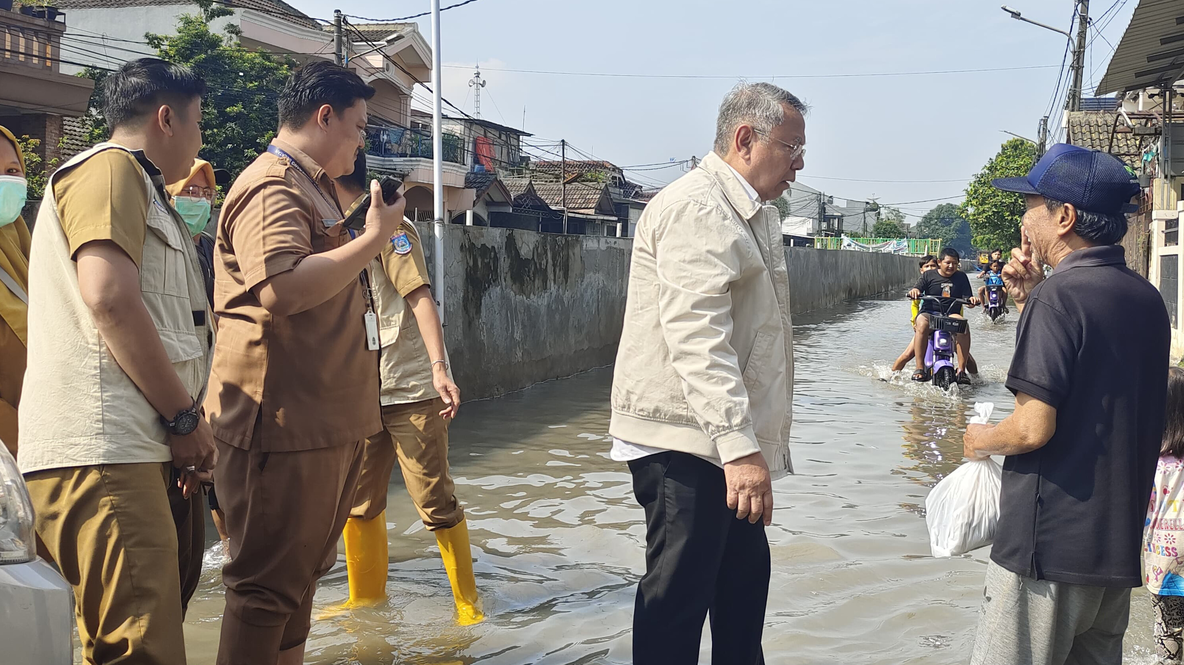 Walikota Tangerang Selatan Benyamin Davnie saat meninjau banjir di Maharta, Pondok Aren, Selasa (8/7/2025). (Ist)