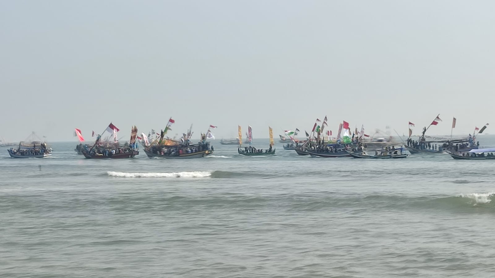 Pelaku Pungli Di Jalur Wisata Masih Marak Perahu para nelayan sedang berlayar di kawasan wisata pantai Carita, Kecamatan Carita, Kabupaten Pandeglang, beberapa waktu lalu.
