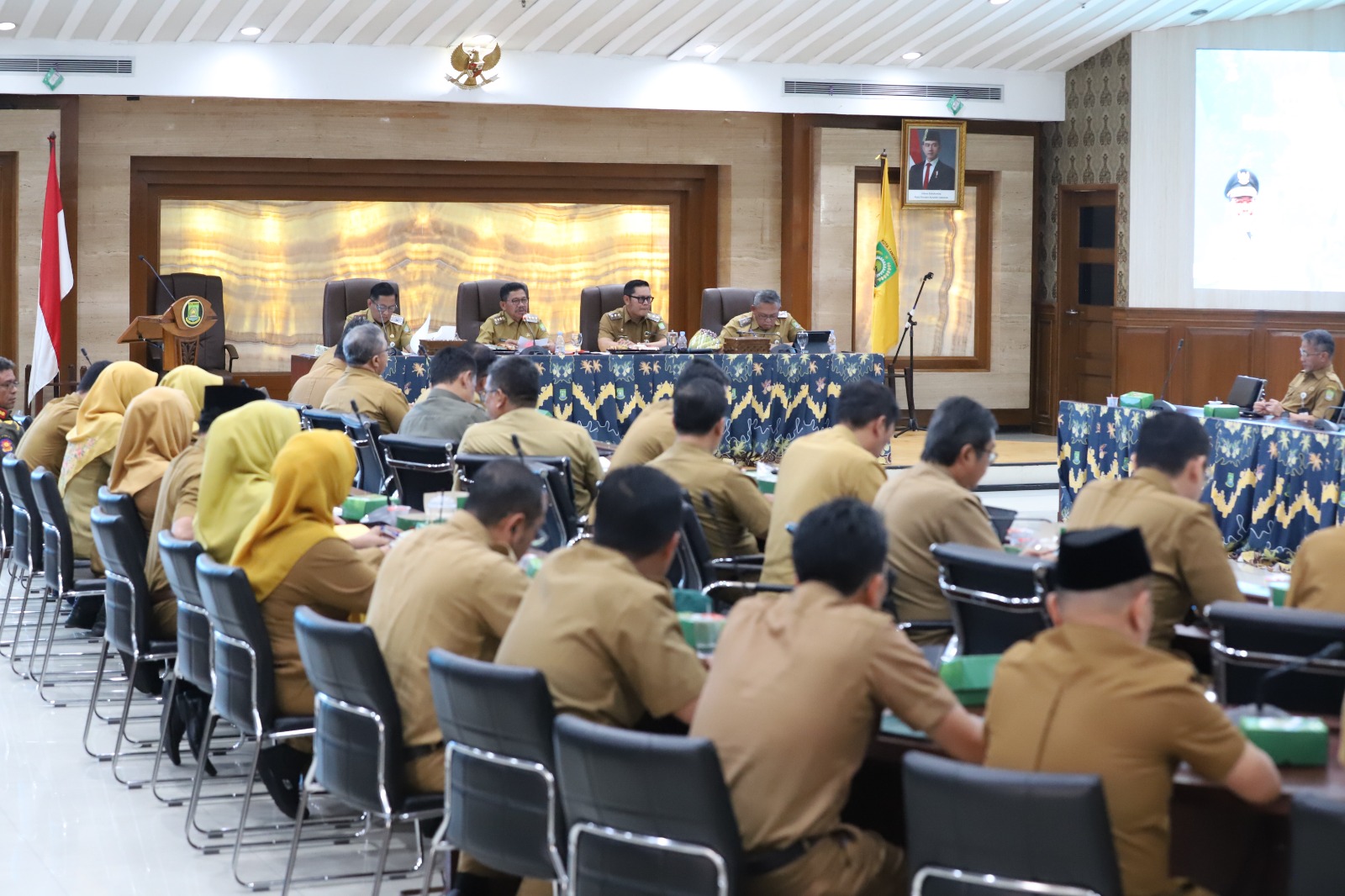 Pemerintah Kota Tangerang Fokus Tingkatkan Mitigasi Banjir Suasana Rapat Evaluasi Bulanan Kewilayahan yang baru saja diselenggarakan Pemerintah Kota (Pemkot) Tangerang bersama seluruh Kepala Organisasi Perangkat Daerah (OPD), camat dan lurah pada Senin (7/7).