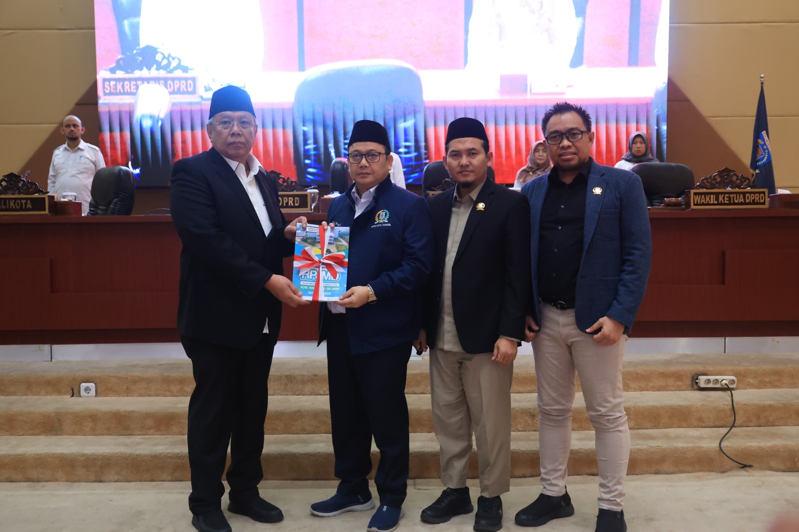 Pemkot Fokus Pada SDM, Ekonomi Inklusif & Kota Lestari Wali Kota Tangsel Benyamin Davnie menyerahkan Raperda RPJMD 2025-2030 kepada DPRD Kota Tangsel, dalam rapat paripurna, Rabu (23/7).