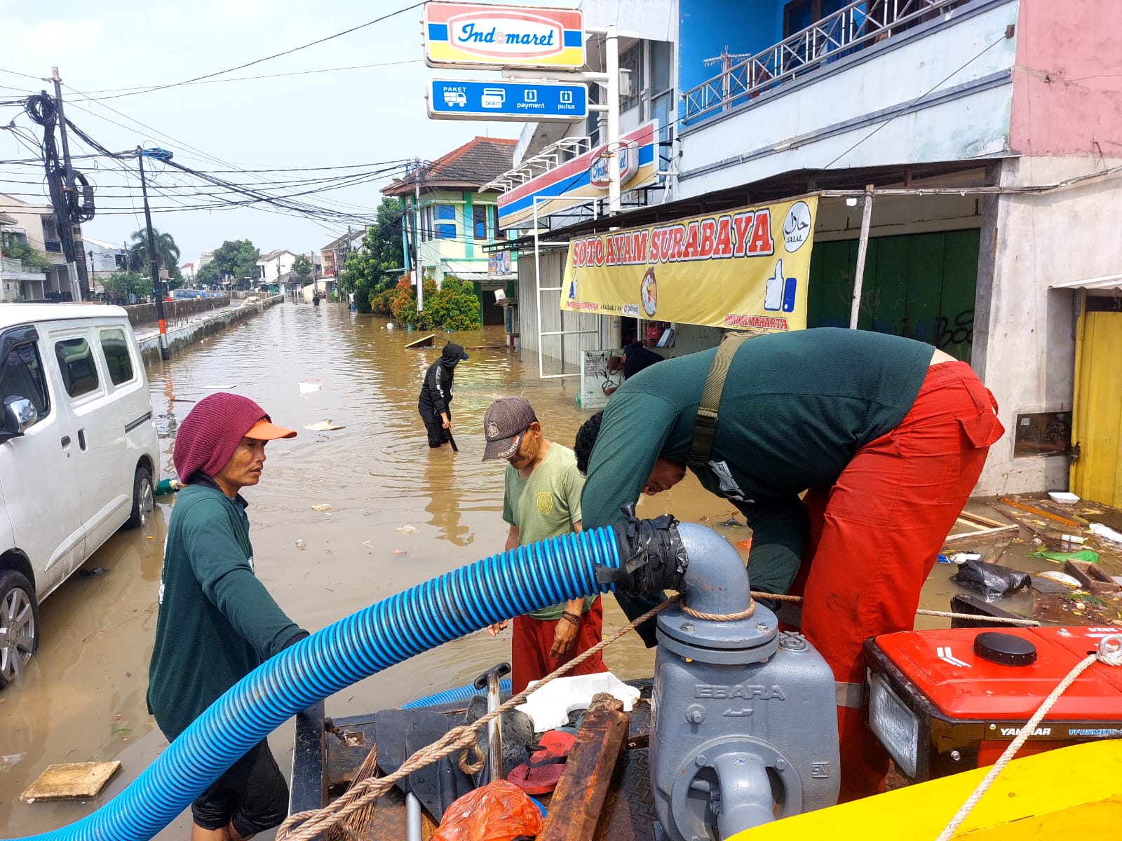 Pemkot Siap Bangun 10 Ribu Sumur Resapan Petugas saat mengoperasikan pompa air di lokasi banjir Pondok Maharta, Selasa (8/7).