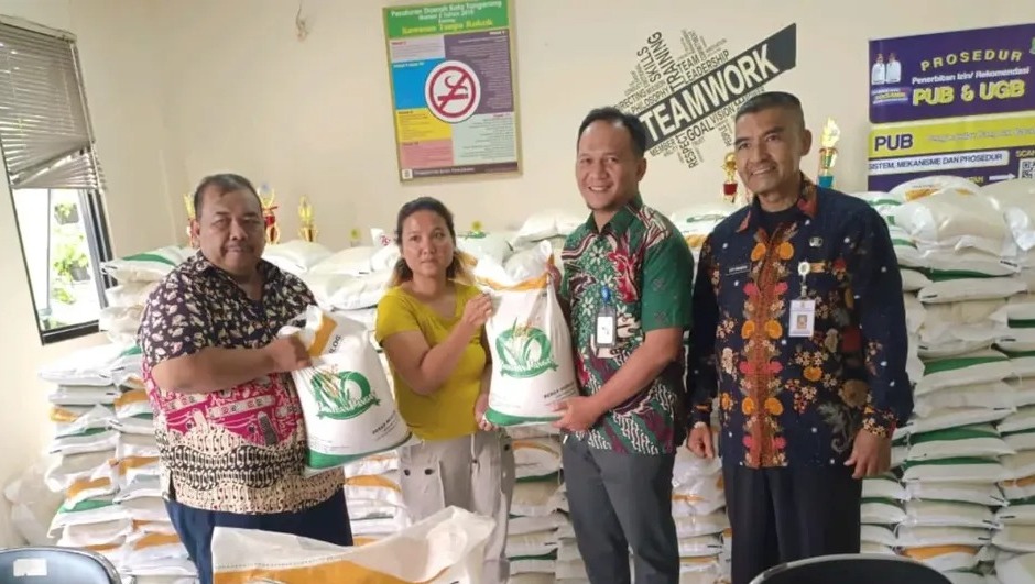 Kepala Dinas Ketahanan Pangan (DKP) Kota Tangerang, Muhdorun, saat memantau distribusi dan kualitas beras yang ada di wilayahnya beberapa waktu yang lalu.
