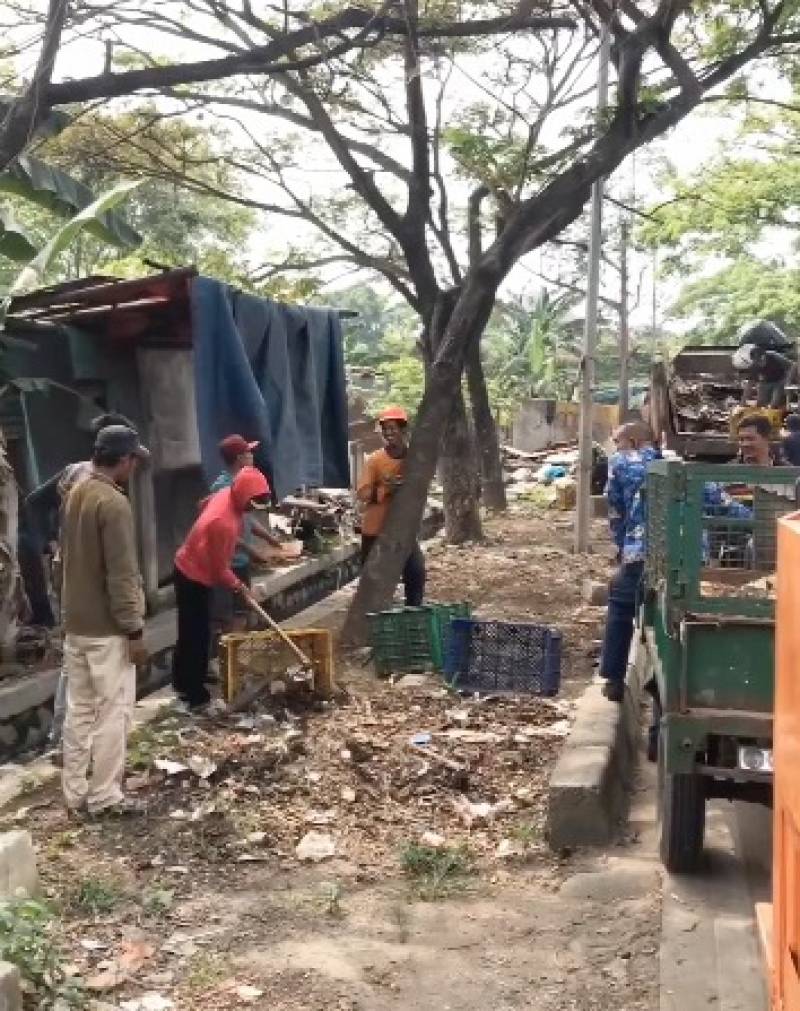 Pemkot Tangerang Tertibkan TPS Liar di Jalan Ir Djuanda Batusari Petugas Dinas Lingkungan Hidup (DLH) Kota Tangerang bersama petugas Kecamatan Batuceper dan Kelurahan Batusari, tengah .elakukan penertiban Tempat Pembuangan Sampah (TPS) liar yang berada di Jalan Ir. Djuanda, Kelurahan Batusari, Kamis (17/7).
