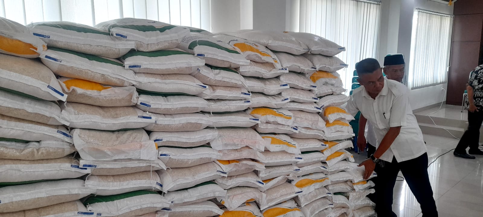 Pemkot Wacanakan Bangun Gudang Beras Pemkot Tangsel mengusulkan pembangunan gudang Bulog untuk Kota Tangsel.