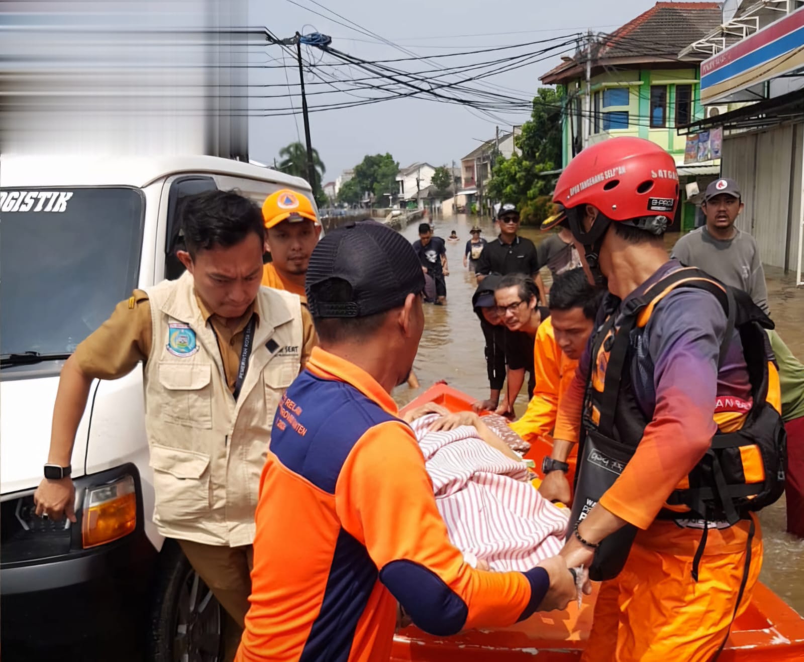 Penyelematan Dramatis Warga Lansia di Tengah Banjir Pondok Maharta Petugas gabungan dalam mengevakuasi seorang lansia yang tengah mengalami sakit, di tengah kepungan banjir tinggi di Perumahan Pondok Maharta, Pondok Aren, Kota Tangerang Selatan (Tangsel) Selasa (8/7/2025). (Ist)