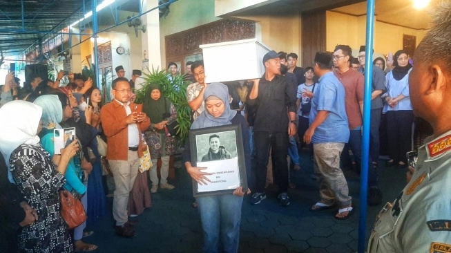 Penyelidikan Kasus Tewasnya Diplomat Kemlu, Kapolda Metro: Minggu Depan Beres Prosesi pemakaman Arya Daru di Bantul, Yogya. Foto : Ist