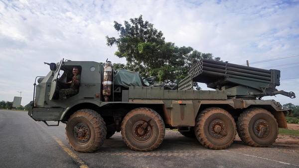 Tentara Kamboja sedang bersiaga di perbatasan untuk mengarahkan bom ke perbatasan Thailand. Foto : Ist