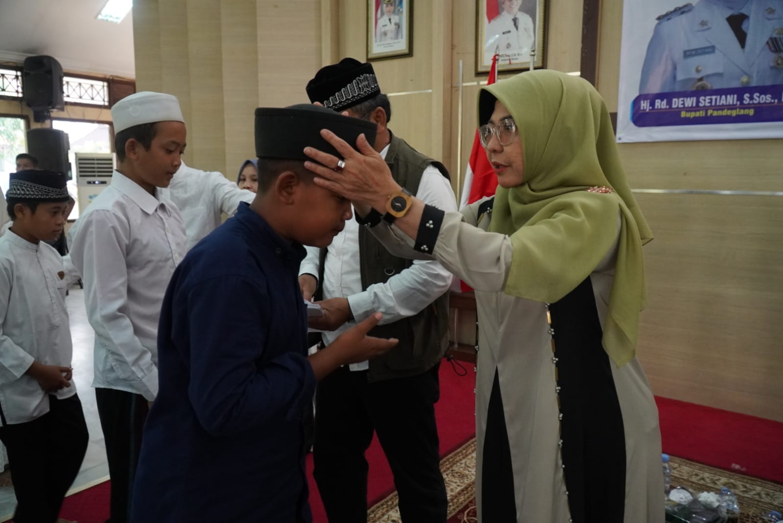 Peringati 10 Muharram, Bupati Dewi Santuni Yatim Piatu Bupati Pandeglang, Raden Dewi Setiani memberikan santunan kepada ratusan yatim piatu, di Pendopo Pandeglang, Minggu (6/7/2025).(Istimewa)