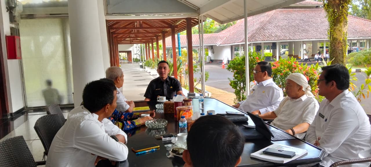 Perjuangkan DOB Cilangkahan, Bakor PKC Temui Bupati & Wabup Bakor PKC sedang membahas DOB Cilangkahan dengan Bupati dan Wakil Bupati Lebak, Hasbi Jayabaya Amir Hamzah di Pendopo Bupati Lebak. Rabu (30/7).