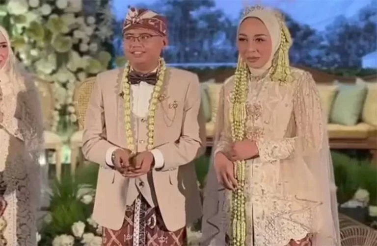 Maula Akbar Mulyadi Putra atau Ula dan istrinya, Putri Karlina. Foto : Ist