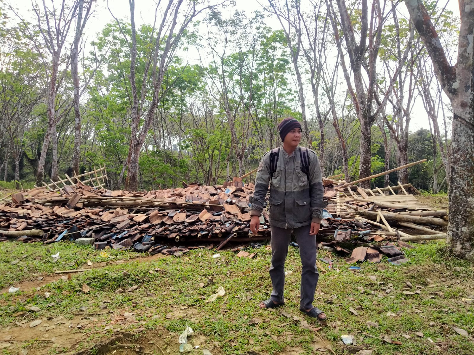 Petani Cikulur Lebak Diintimidasi Preman Kondisi gubuk milik petani di Kampung Pasir Kaweni, Desa Muaradua, Kecamatan Cikulur, Kabupaten Lebak, rata dengan tanah, pasca dirobohkan para preman, pada Sabtu 12 Juli 2025 lalu.