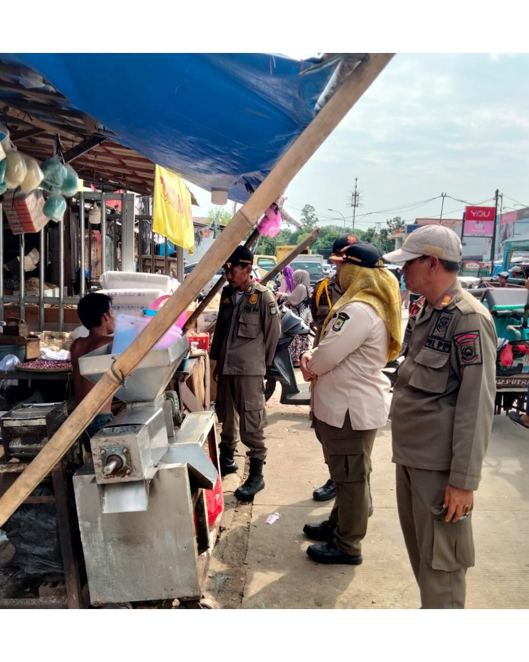Petugas Satpol PP Kota Tangerang Bakal Perketat Pengawasan Petugas Satuan Polisi Pamong Praja (Satpol PP) Kota Tangerang tengah melakukan penertiban terhadap Pedagang Kaki Lima (PKL) yang masih berjualan di area terlarang di sekitar kawasan Pasar Anyar Tangerang.