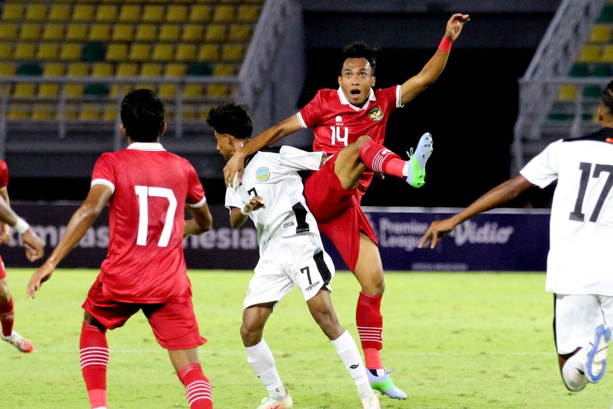 Robi Darwis (14) bersama Timnas Garuda Muda. Foto : Ist