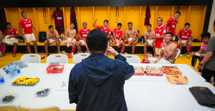 Piala AFF 2025 Ketum PSSI Erick Thohir di ruang ganti Timnas Garuda Muda. Foto : Ist