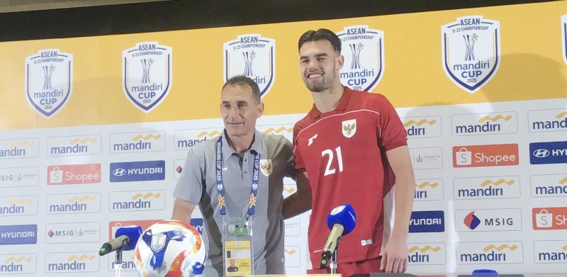 Pelatih Gerald Vanenburg dan bomber Garuda Muda Jens Raven. Foto : Ist
