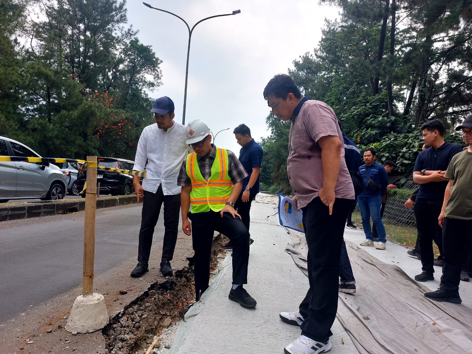 Wakil Wali Kota Tangsel Pilar Saga Ichsan saat meninjau perbaikan jalan di  Griya Loka, Serpong. Foto : Ist