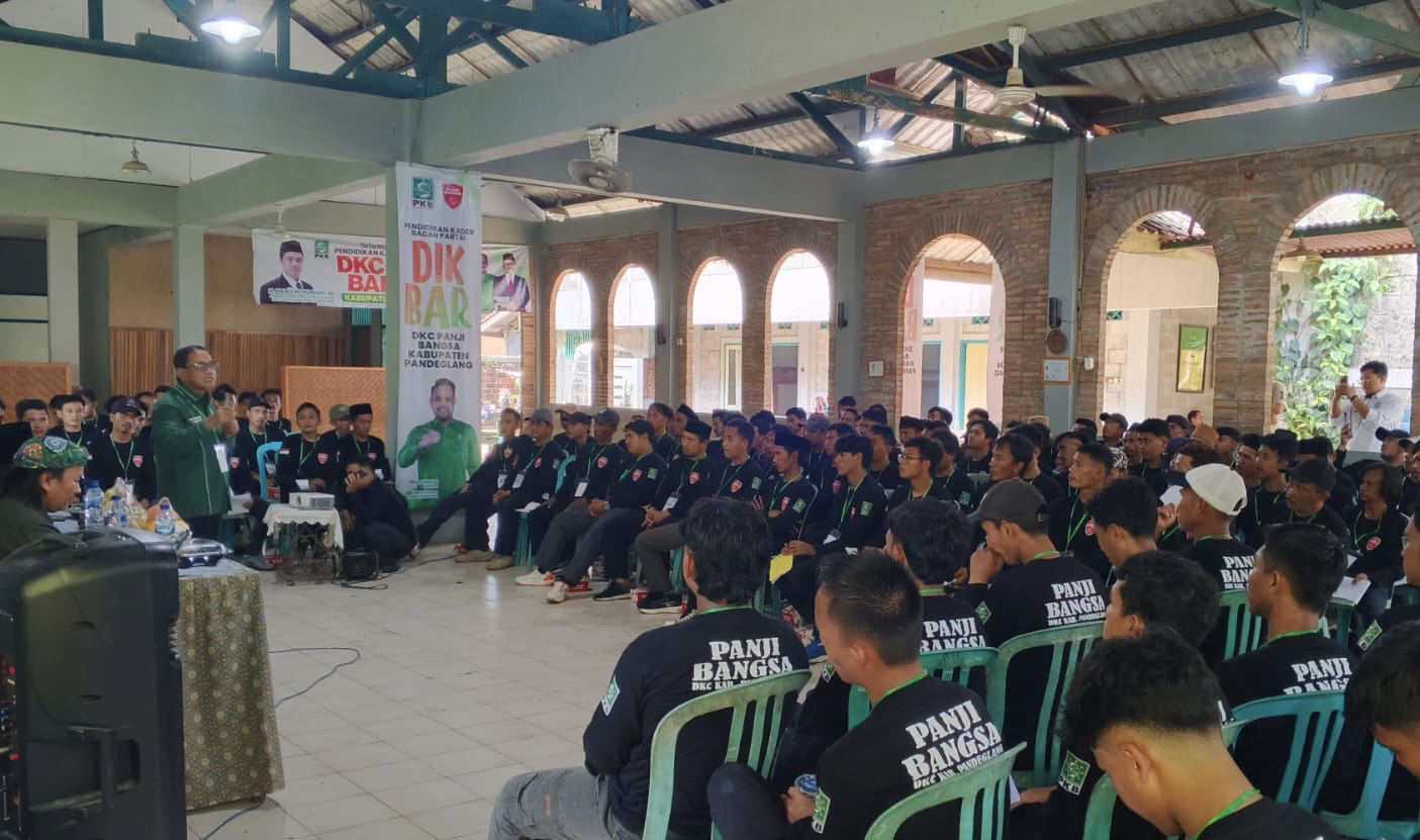 Ketua DPW PKB Banten, Ahmad Fauzi sedang memberikan materi pada acara DIKBAR DKC Panji Bangsa Kabupaten Pandeglang di Baitul Hamdi Menes, kemarin.