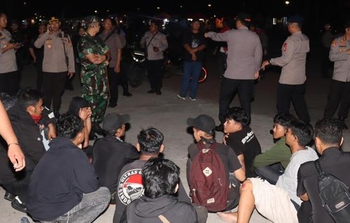 Polisi Amankan Sejumlah Suporter yang Terlibat Kericuhan usai Final Piala AFF 22 Suporter yang diamankan diduga membuat kerusuhan di Stadion GBK saat pertandingan Garuda Muda vs Vietnam, Selasa (29/7/2025). Foto : Ist