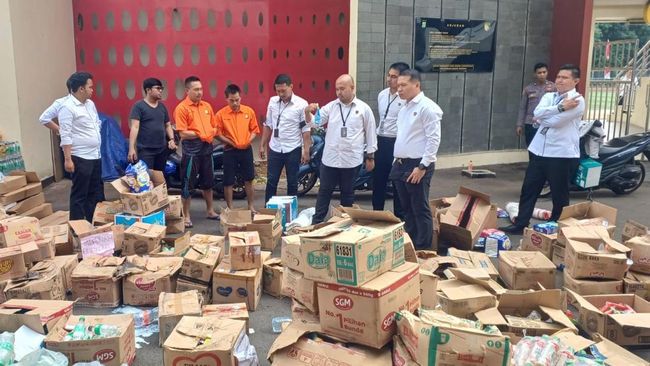 Polisi Bongkar Praktik Penjualan Produk Kadaluarsa Di Serpong Polda Metro Jaya amankan dua pelaku penjualan barang kadaluarsa di Serpong.