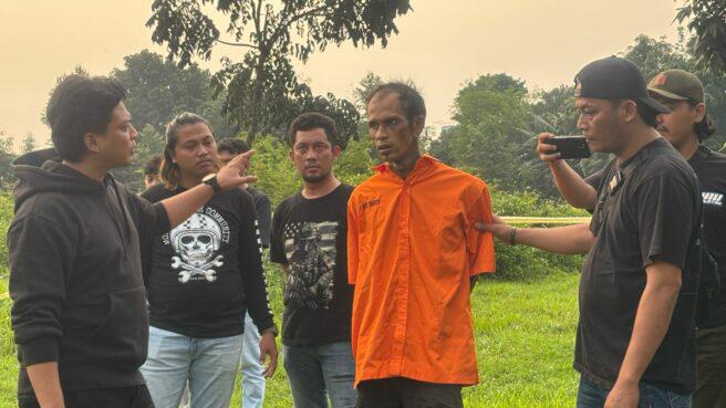 Polisi Dalami Motif Pembunuhan Sadis Di Bintaro Tim Subdit Resmob Polda Metro Jaya menggelar pra-rekonstruksi kasus pembunuhan yang menewaskan pria berinisial CADR (31), di lahan kosong kawasan Jalan HR Rasuna Said, Pondok Jaya, Kecamatan Pondok Aren, Jumat (18/7).