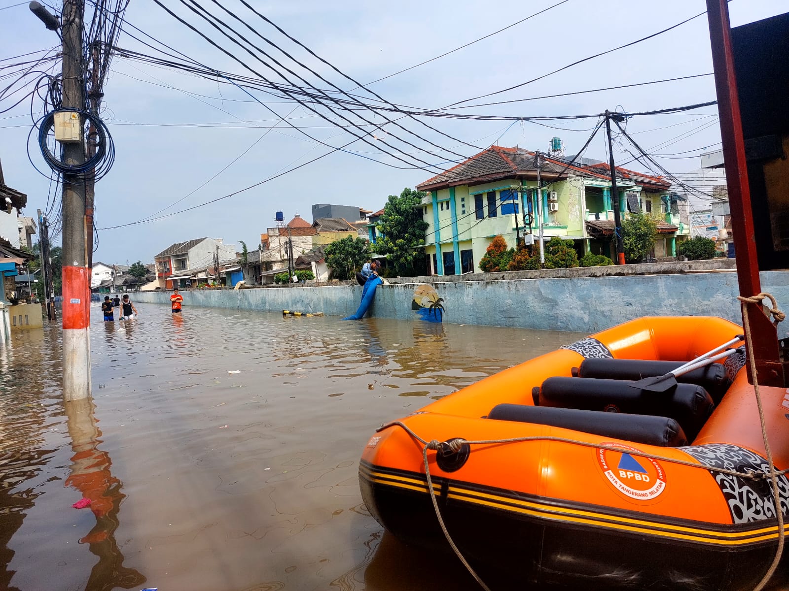 Banjir masih menggenangi Perumahan Pondok Maharta, Pondok Aren, Selasa (8/7). (tangselpos.id/rmn)
