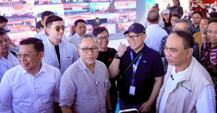Prabowo Luncurkan Kopdes/Kopkel Hari Ini, Tancap Gas Bangkitkan Ekonomi Rakyat Menko Pangan Zulkifli Hasan dan Memkop Budi Arie saat meninjau persiapan acara Launching Kopdes pada Minggu (20/7/2025). Foto : Ist