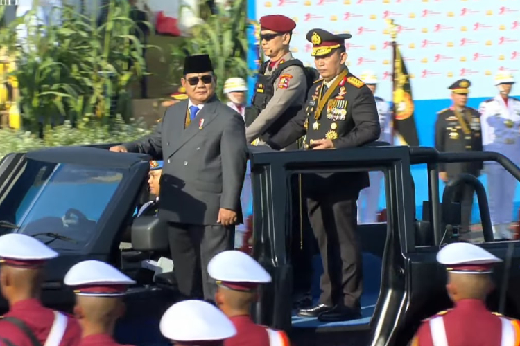 Presiden Prabowo saat inspeksi pasukan bersama Kapolri Jenderal Listyo Sigit Prabowo. Foto : Ist