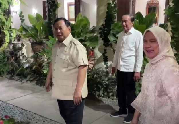 Suasana keakraban saat Presiden Prabowo sambangi kediaman Mantan Presiden ke 7 Jokowi di Solo, Minggu (20/7). Foto : Ist