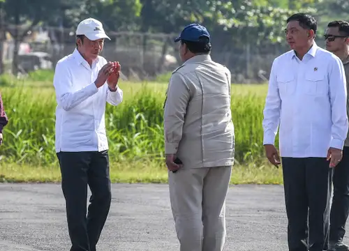Prabowo Terbang Ke Jakarta, Jokowi Antar Sampai Tangga Pesawat Jokowi mengantar Probowo di Bandara Adi Soemarno, Solo, Senin (21/7/2025). Foto : Ist