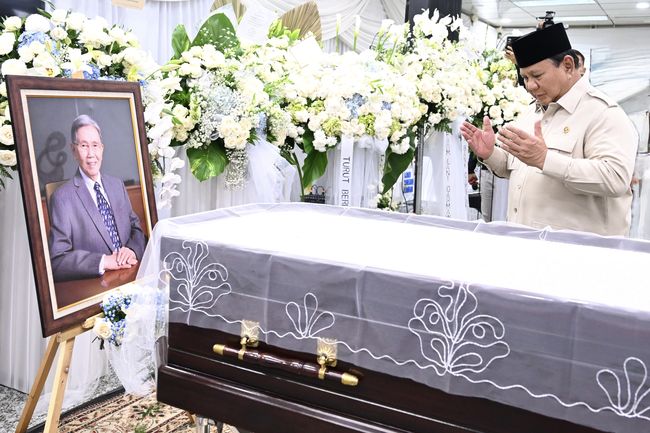 Presiden Prabowo Melayat Kwik Kian Gie Presiden Prabowo melayat Kwik Kian Gie di Rumah Duka Sentosa RSPAD Gatot Soebroto, Jakarta, Rabu (30/7/2025). Foto : Ist